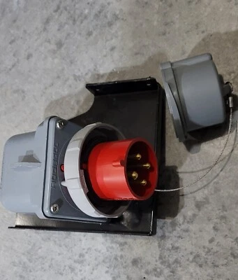 Hubbell HBL430B7W lec Pin And Sleeve Inlet, 30A, 480V, 15 Hp, BB2030N, PC3430  - Image 1 of 4