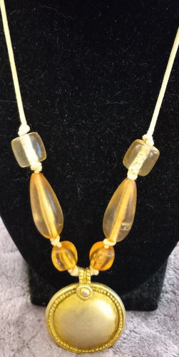 VETEMENTS Collana vintage 32" perle pesca con pendente tondo tono oro 2" x 1 5"