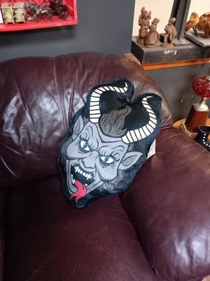 Almohada Krampus - Demonio de la comodidad con lengua roja y ojos de juicio Foto 1 de 4