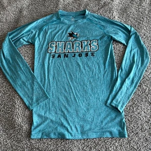 NUEVO SIN ETIQUETAS NHL San Jose Sharks Camiseta Rendimiento Manga Larga Verde Logo Para Hombre Pequeña - Imagen 1 de 9