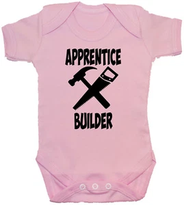 Lehrling Baumeister Baby mitwachsende Weste Strampler Body Weste 0-24 Monate Unisex Geschenk - Bild 1 von 6