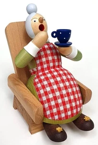 Erzgebirge Paul Ullrich Vintage Räucherfrau Oma mit Kaffeetasse im Lehnstuhl NEU - Bild 1 von 5