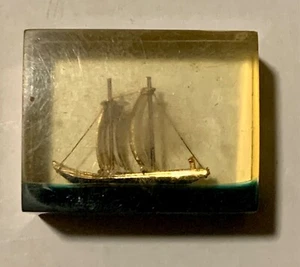 Vintage Briefbeschwerer Golden Ship Lucite Cube Oceanic Segelschiff - Bild 1 von 6