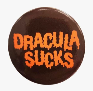 Hallmark BUTTON PIN Halloween Vintage DRACULA SUCKS 1988 Funny Slogan 1.5" MINI - Picture 1 of 2