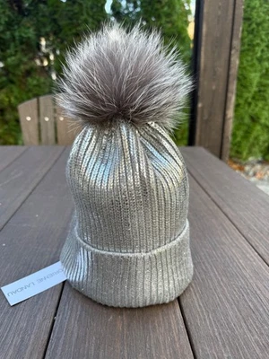 NUEVO GORRO ADRIENNE LANDAU GRIS PLATEADO Tejido con pompón de piel de zorro real OS Foto 1 de 4