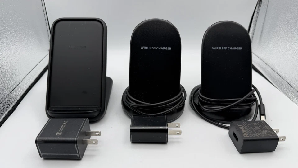 3 cargadores de teléfono celular iPhone o Android, con cables de alimentación y adaptador. Foto 1 de 1