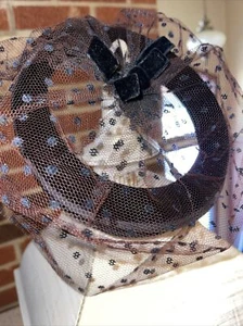 Sombrero Fascinator De Colección Para Mujer Borde Negro + Arcos con Velo de Red Marrón Hecho en Unión EE. UU. - Imagen 1 de 7