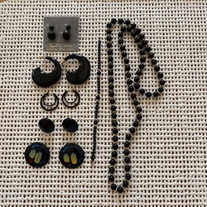 One Beautiful Black Necklace, Bracelet, And Five Pair Of Black Earrings! - Bild 1 von 4