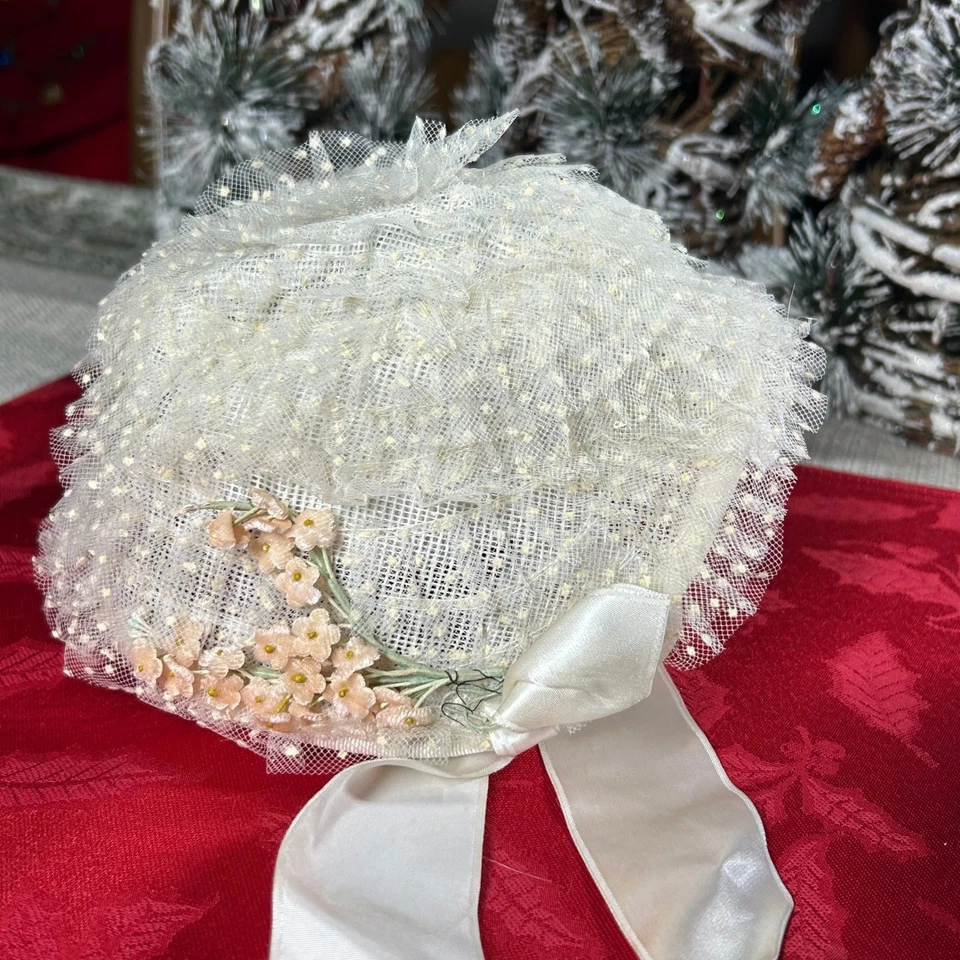 Corbatas de bautizo de cinta con volantes de encaje de tul marfil para niños de colección Foto 1 de 4
