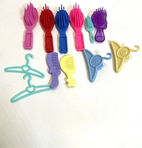 Vintage Mattel Barbie Zubehör Konvolut 12 Teile Bürsten Kamm & Kleiderbügel - Bild 1 von 2