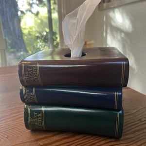 Vintage 1995 Faux STAPEL BÜCHER Taschentuchbox Abdeckung Keramik nicht mehr produziert Zug Inc - Bild 1 von 7