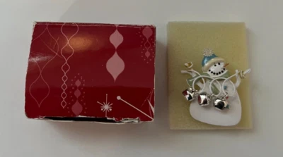 Broche/alfiler muñeco de nieve Avon caprichoso invierno 1 3/4" de largo con campanas de tintineo 2006 Foto 1 de 3