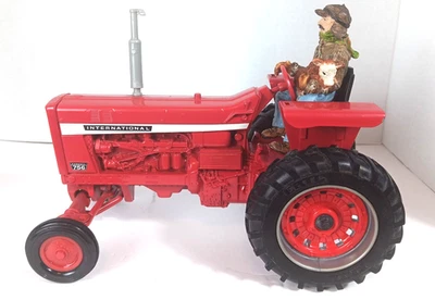 Ertl 1/16 FARMALL 756  Case Tractor - Image 1 of 4