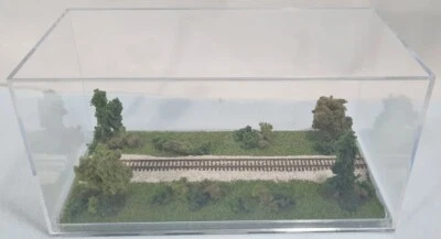 Z SCALE - SINGLE TRACK 8" - DISPLAY CASE - "SUMMER  SCENE" FOR ANY Z  TRAIN - Image 1 of 4
