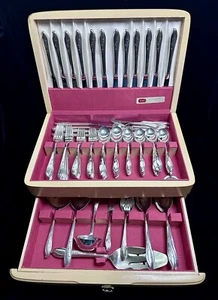 Vintage 1847 Rogers Bros "Springtime" 1957 MCM Silber Teller Besteck im Etui 138 Teile - Bild 1 von 24