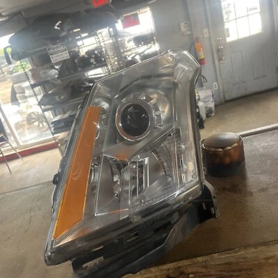 Conjunto de faros - Certificado Capa TYC 20-9144-00-9 para Cadillac SRX 10-13 Foto 1 de 3