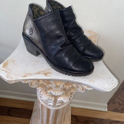 FLY LONDON Negro Bronce Cuero Cremallera Tobillo Moto Motociclista Botas Botines Talla 39 EE. UU. 8M Foto 1 de 4