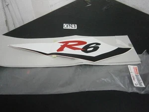 Yamaha YZF R6 5MT 2002 Pannello sedile emblema nastro decalcomania adesivo RHS 5MT-2173F-00 323 - Foto 1 di 5