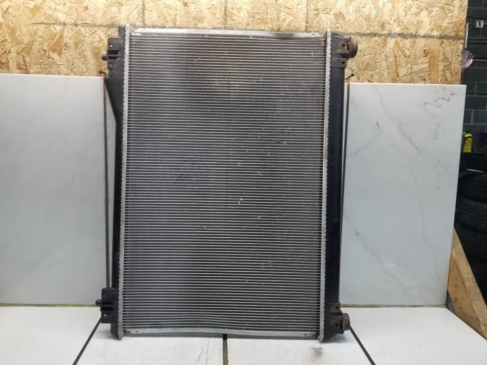 Suzuki Grand Vitara 2011 radiador AT 2,4 L Foto 1 de 4