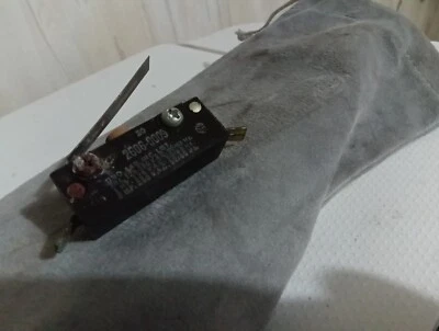 Interruptor McGill 20 Amp 2606-0009 125-250V 1HP/2HP 50/60 Hz Botón Marrón Foto 1 de 3