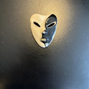 VINTAGE BLACK CREAM THEATRE MASQUE GOLD TONE PIN BROOCH - Picture 1 of 2