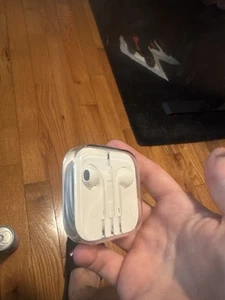 Apple EarPods With 3.5 mm Headphone Plug - New In Case - Zdjęcie 1 z 8