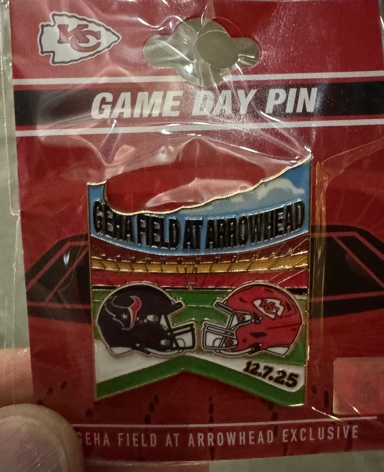 Broche Kansas City Chiefs vs Texans Gameday em 12-7-25 - Imagem 1 de 1
