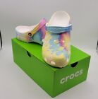 Neuf Crocs Classic Tye Dye Dye Graphic Clog unisexe femmes taille 10 et hommes taille 8 avec étiquette boîte