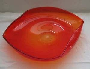MITTE 20. JH. MUNDGEBLASENE KUNSTGLAS JOHANNISBEERE ROT LÄNGLICHE SCHALE MIT 2 GEFALTETEN SEITEN 10x91/2" - Bild 1 von 6