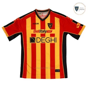 M908 – 1′ MAGLIA REPLICA U.S.LECCE GIALLOROSSA CASA 24/25 ADULTO E BAMBINO - Foto 1 di 6