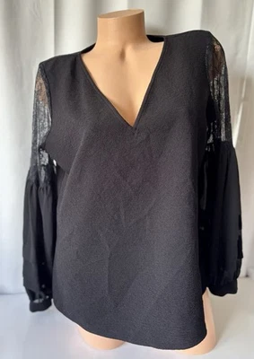 Blusa Express Negra Estructurada Cuello en V con Mangas de Encaje Transparente Talla Pequeña Grande Foto 1 de 4