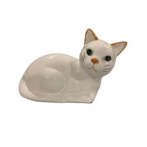 Decoración coleccionable vintage de porcelana de cerámica blanca ojos verdes gato acostado - Imagen 1 de 8
