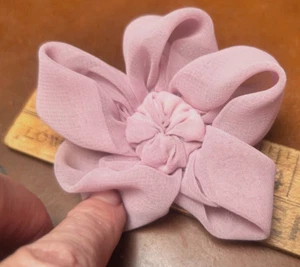 Vintage Krepp 4" handgefertigte Blume rosa 1 Stück USA Ausverkauf - Bild 1 von 5
