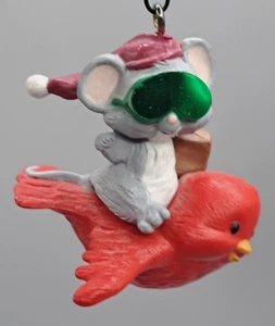 Hallmark Keepsake "Goin' South" - Ornamento natalizio 1989 topo che cavalca un uccellino - Foto 1 di 9