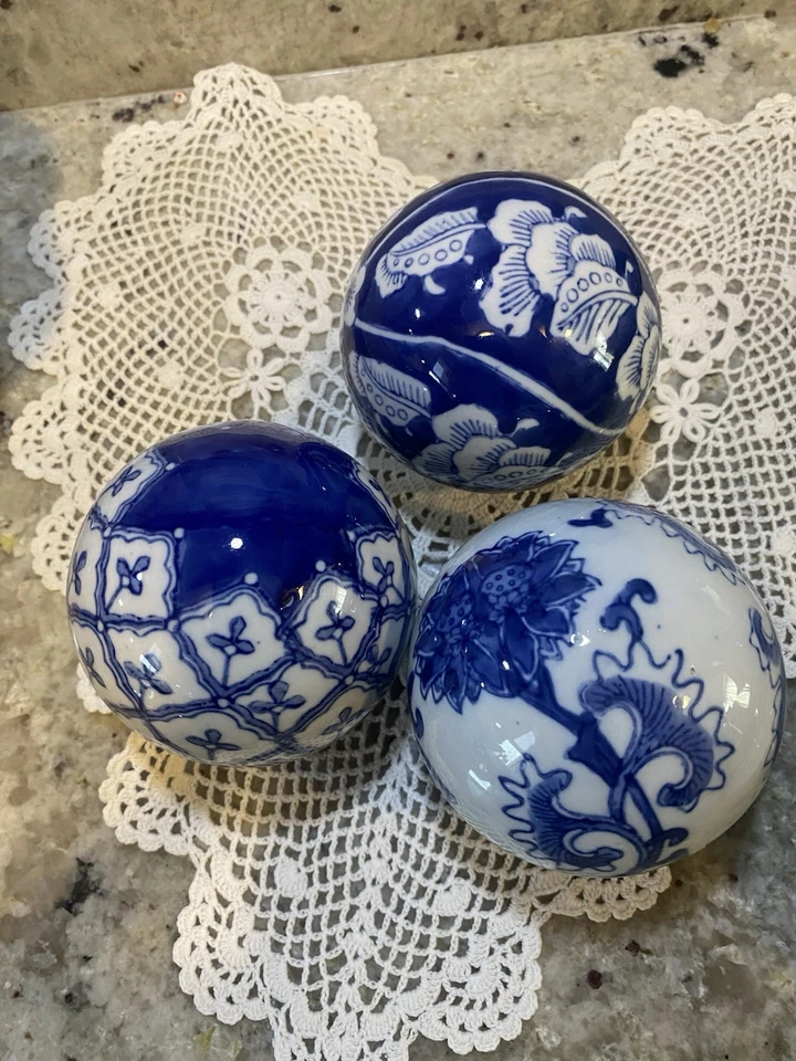 Juego de 3 bolas decorativas de cerámica azul y blanco Foto 1 de 1
