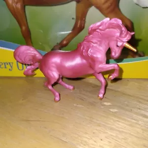 Breyer stablemate 2023 cavallo rosa croix - Foto 1 di 2