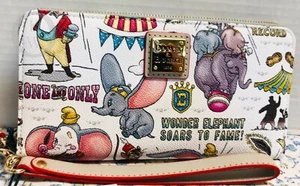 Nuovo con etichette * Dooney & Bourke * Disney * Disney Parks * Dumbo * portafoglio * 19270B S220 - Foto 1 di 8