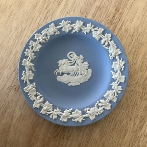 2 Vintage blau Wedgwood blau Schmuck Teller & 4" Krug England - Bild 1 von 10