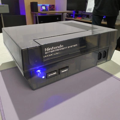 Consola Nintendo NES con Lava RGB Mod, LED Azul, Negro Transparente, RGB y S-Video Foto 1 de 4