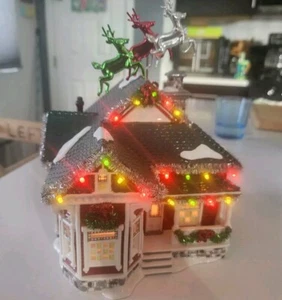 Dept 56 Snow Village 55609 Christmas Lane THE TINSEL AND GARLAND HOUSE & Box - Picture 1 of 7
