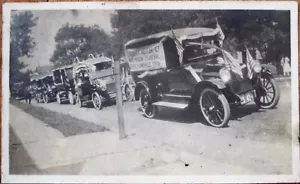 Fotografia Auto/Automobili in parata 1920 con pubblicità per concessionario auto - Foto 1 di 1