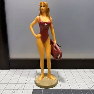 Statua bagnino stile Baywatch tuta rossa bionda base sabbia alta 10” dipinta a mano - Foto 1 di 19