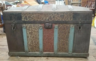 Antiguo baúl de vapor con cúpula de metal con bandeja insertada 30" de alto 19" de largo 14" de profundidad OLDIE Foto 1 de 4