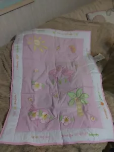 NEU BABY MÄDCHEN STEPPDECKE KRIPPE DECKE FLAMINGO ROSA APPLIKATION BESTICKT - Bild 1 von 10