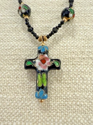 Collar de hilo facetado de espinela negra y cruz esmaltada de esmalte relleno de oro 14K GF Foto 1 de 4