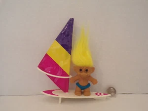 Russ Troll Puppe ~ 3 Zoll ~ Vintage ~ Wind Surfer Surfbrett ~ gelbe Haare ~ braune Augen ~ beschädigt - Bild 1 von 3