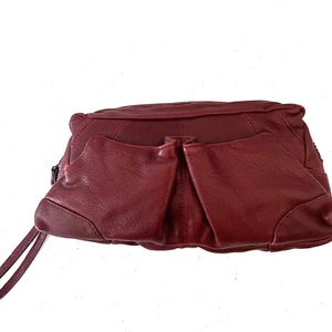 :Schicke LATICO weinrote Leder Clutch Handgelenktasche Handtasche mit magnetischen Außentaschen - Bild 1 von 8