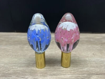 Lote de 2 perillas de cajón de gabinete tono dorado de vidrio soplado vintage Foto 1 de 4