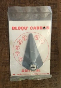 ancien BLOQUE CADRAN ANTIVOL de surete pour telephone fixe tres rare antique NOS - Zdjęcie 1 z 2