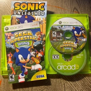 Disco Arcade Sega Superstars Tennis & Xbox Live (Xbox 360) COMPLETO CIB - Foto 1 di 8